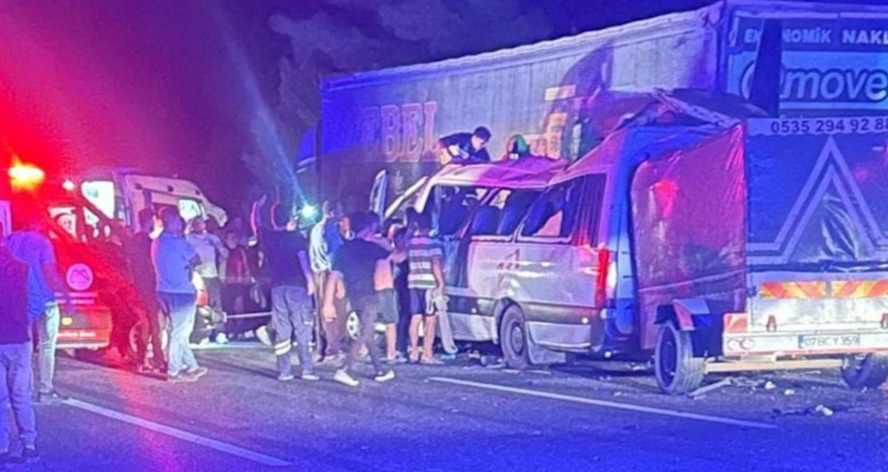 feci kaza 3 can aldi 16 kisi yaralandi minibus tira carpti iJsyEuUZ