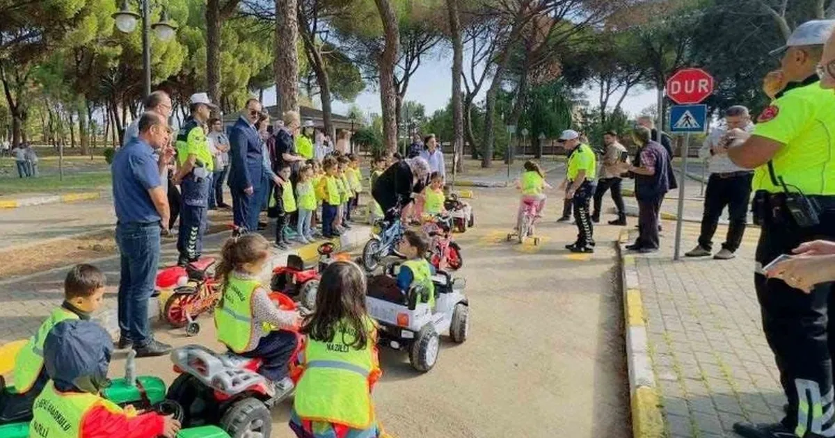 aydin nazillide minik trafik dedektifleri is basinda gYSNSVI8