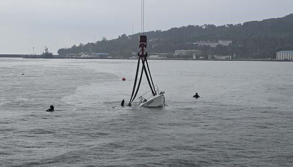 firtinada batan mini yat vinc yardimiyla karaya cikarildi HlUjWzk5