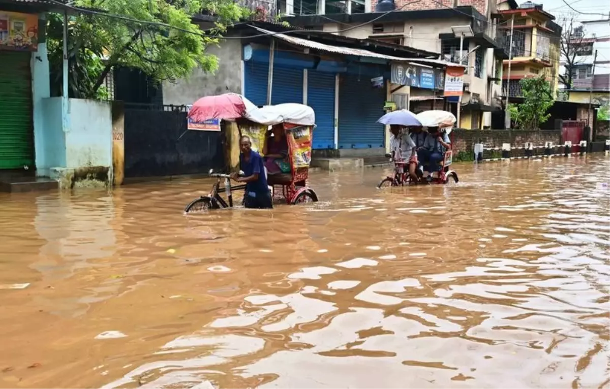 hindistanda sel ve heyelan 18 kisi hayatini kaybetti PX7VsZLY