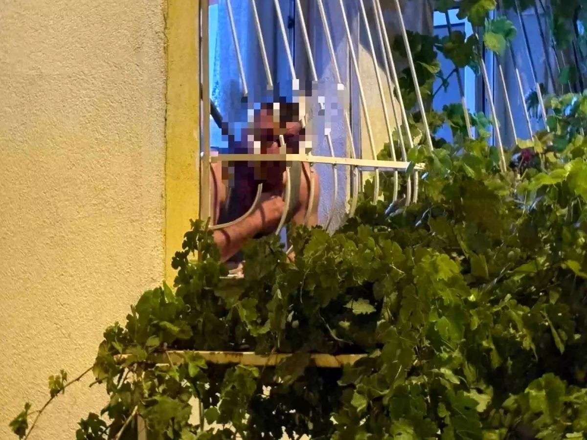 kayseride bunalimda olan sahis pencereden kendini kesmeye calisti VBY5dOvv