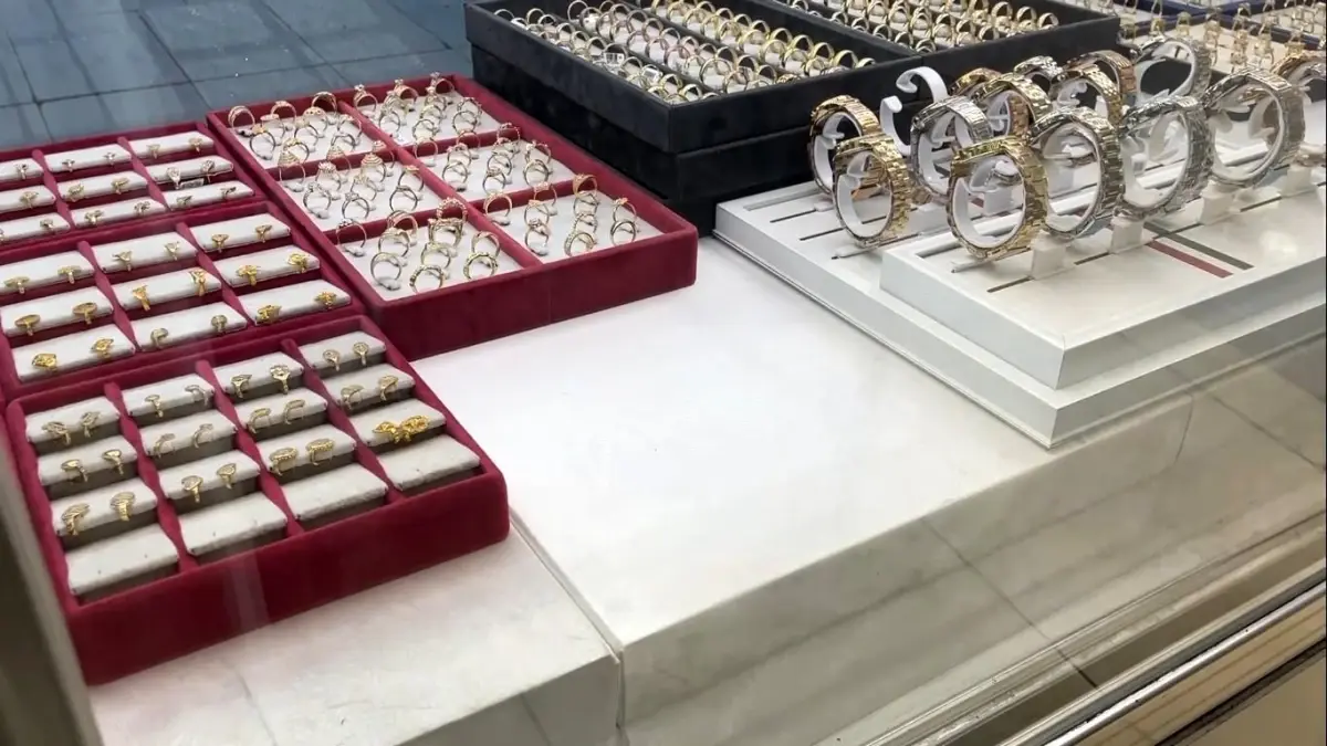 konyada kuyumcu hirsizligi 12 milyon lira degerinde yuzuk calindi VB17h9Vf.jpg