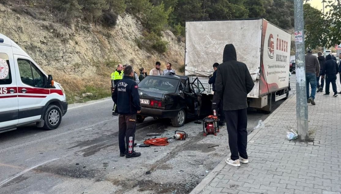 kusadasinda otomobil park halindeki kamyonete carpti bir olu dort yarali VlGyYUJ2.jpg