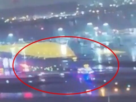 LaGuardia Havalimanı’nda Yolcu Uçağı Hizmet Araçına Çarptı