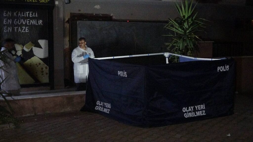 antalyada-supheli-olum-kaldirimda-cansiz-bedeni-bulundu-XuD3Kh34