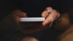 dijital-sekerleme-tuzagi-neden-ilk-bir-saat-tepkisel-moddan-cikmaliyiz-uTTFqSBK