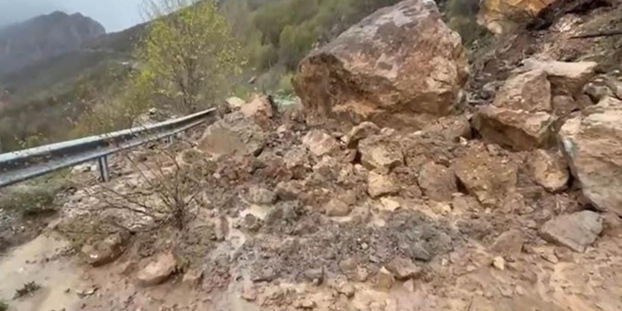 Sivas’ta Şiddetli Yağış Sonrası Heyelan: 5 Köy Ulaşım Dışında Kaldı