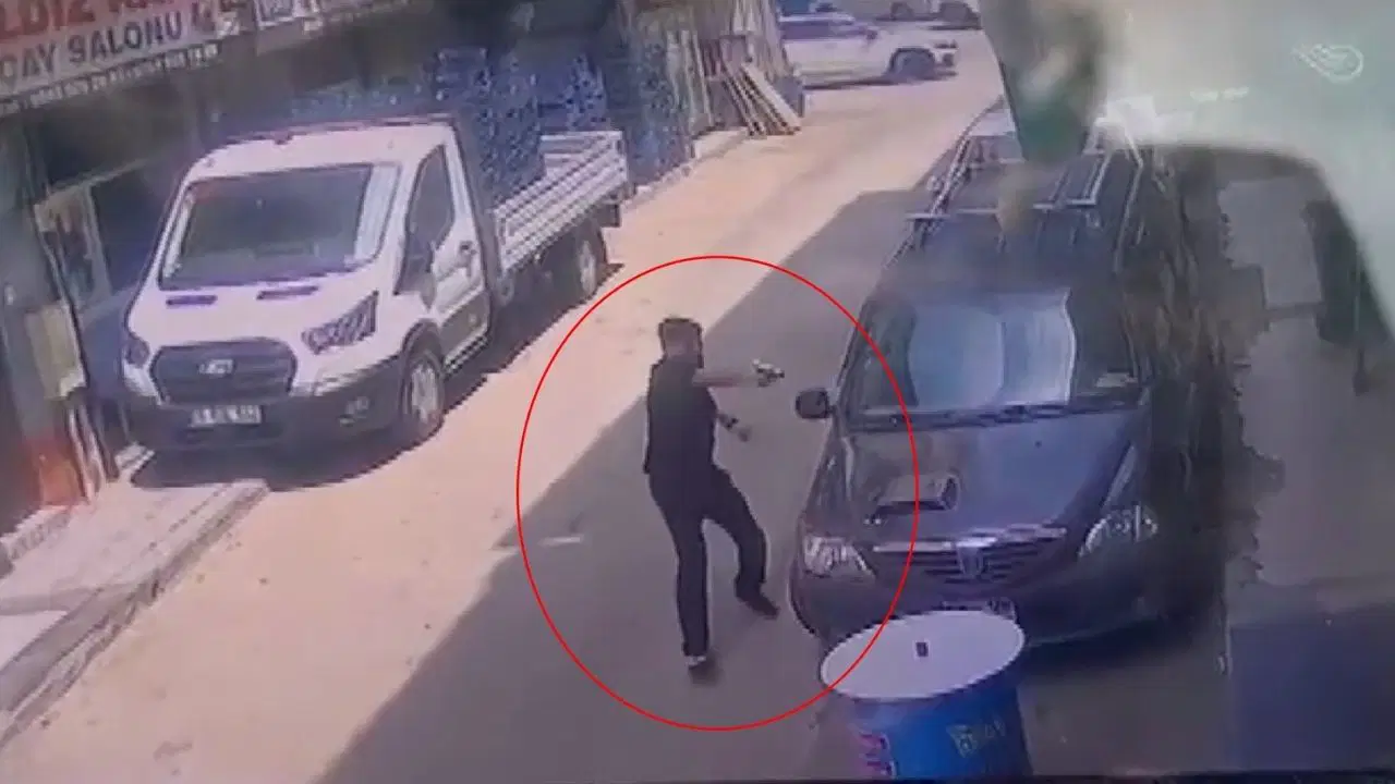 Bursa’da sokak ortasında silahlı saldırı: Yoldan geçen yurttaş da vuruldu