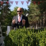 Emekli korgeneral zekai aksakalli sehit omer halisdemirin mezarini ziyaret etti UZAEqZRK