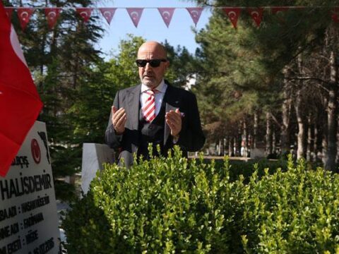 Emekli korgeneral zekai aksakalli sehit omer halisdemirin mezarini ziyaret etti UZAEqZRK
