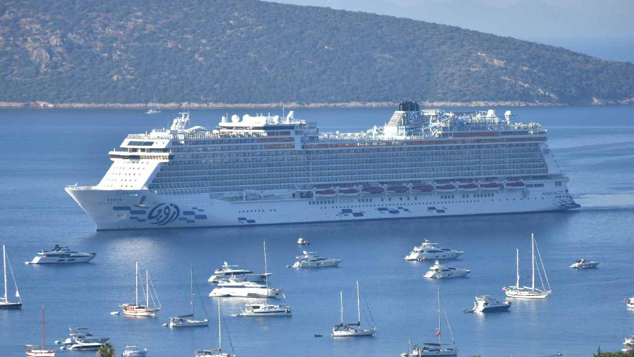 İstanbul’dan geldi akşam Girit Adası’na gidecek! Binlerce turist ilçeye akın etti Img