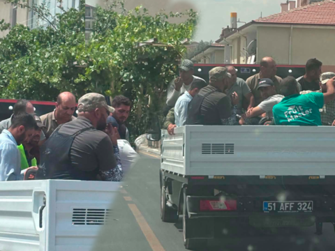 Nigdede belediye iscilerine skandal muamele kamyonet kasasinda tasindilar UhjG852D
